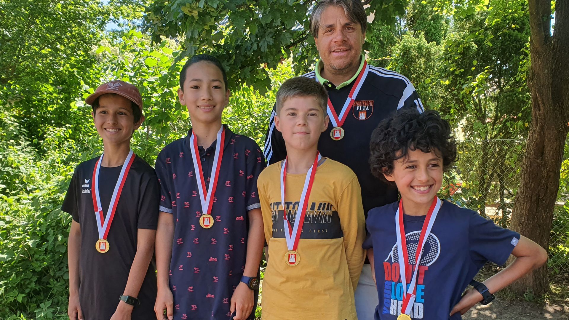 Das erfolgreiche Jungen-Team WK IV mit Ibrahim Bouhlel, Lukas D’Itri, Milo Fahje, Omar Bouhlel (v.li.) und ihrem Lehrertrainer David Gögge (es fehlt Arian Alaee). | Foto: HNT
