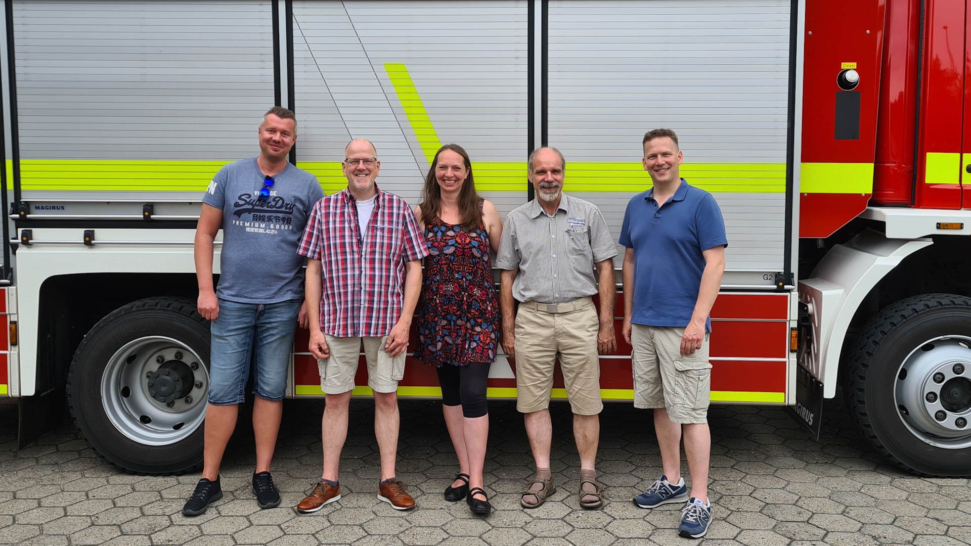 Kerstin Viehweger überlebte einen schweren Verkehrsunfall, sie war von der Feuerwehr Maschen aus ihrem Fahrzeug gerettet worden. Persönlich dankte sie ihren bei der Rettungsaktion aktiven Feuerwehrleuten  Thomas Müller (von links), Rainer Hannig, Uwe Schiemann und Niko Lauer. | Foto: Feuerwehr