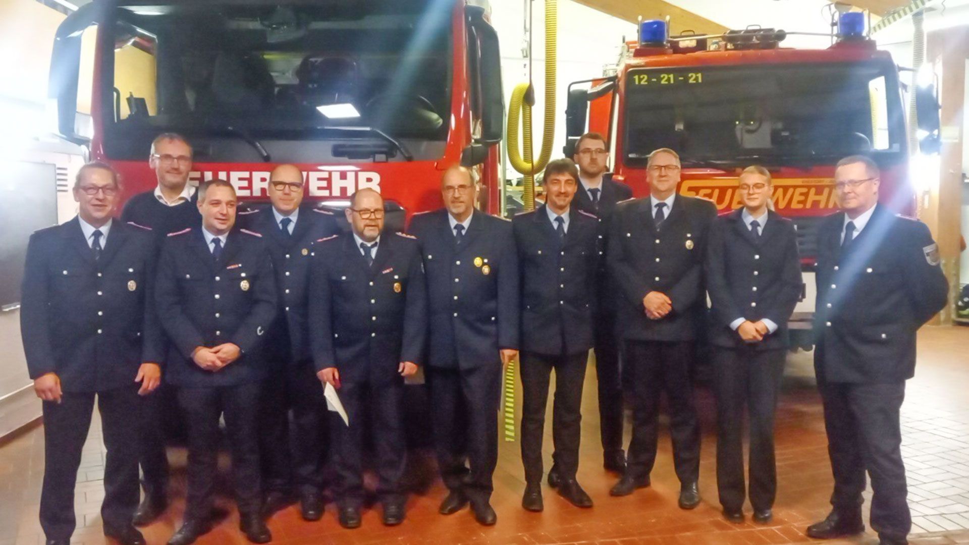 Geehrte, ausgezeichnete und beförderte Feuerwehrleute aus Ehestorf-Alvesen und Ehrengäste bei der Jahreshauptversammlung. | Foto: ein