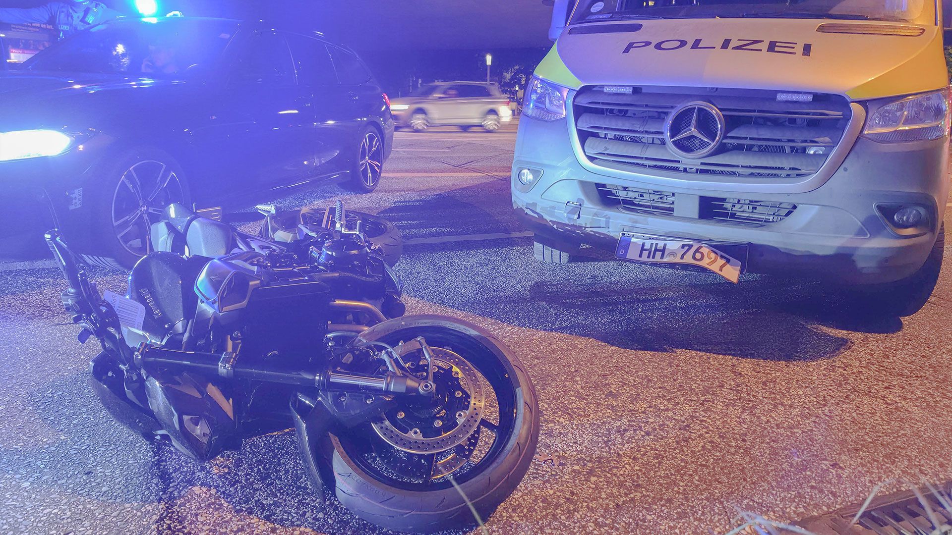 Ende der Flucht: Der Motorradfahrer kollidierte mit einem Streifenwagen. Foto: Lenthe-Medien/Apelt