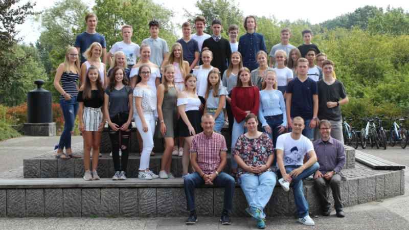 Die aktuell ausgebildeten #Webcoaches am Gymnasium Hittfeld: Vorne sitzend (von links): Carsten Bünger (Polizeiinspektion Harburg), Silke Scheiderer (Reso-Fabrik e.V.), Roman Rathje (Gymnasium Hittfeld), Kai Schepers (Kreisjugendpflege Landkreis Harburg). | Foto: ein