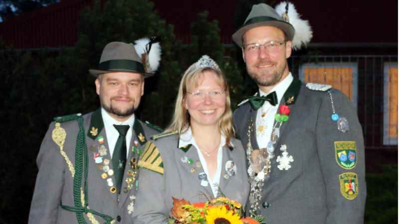 Der amtierende Vizekönig Sascha Pohl mit Ehefrau Manuela und Adjutant Sven Neumann (links) laden zum Empfang in die Schießsportanlage ein. | Foto: ein