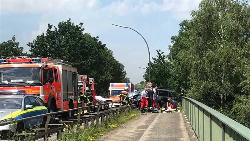 Der Fahrer des Opel muss von den Rettungskräften wiederbelebt werden. | Foto: André Lenthe Fotografie
