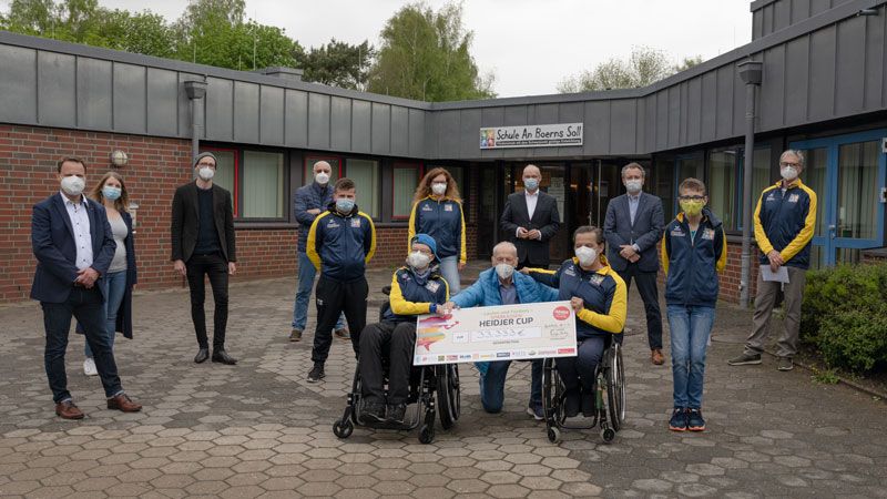 Zur Spendenübergabe trafen sich vor der Schule An Boerns Soll (von links): Spendenübergabe vor der Schule An Boerns Soll mit (v.l.):  Jörn Stolle (Sparkasse Harburg-Buxtehude), Carina Rasmussen und Benjamin Fastert (Mediahouse), Uwe Bahnweg (Kreissportbund), Tim Stolle, Merlin Braatz, Stephanie Patyna (Schule An Boerns Soll), Arno Reglitzky (Blau Weiß Buchholz), Dr. Kuhse (Stadtwerke Buchholz), Hans Werner Süß (Schule An Boerns Soll), Martin Schrader (Kreiszeitung Wochenblatt), Janis Bienengräber und Martin Ihlius (Schule An Boerns Soll)  | Foto: Niels Kreller