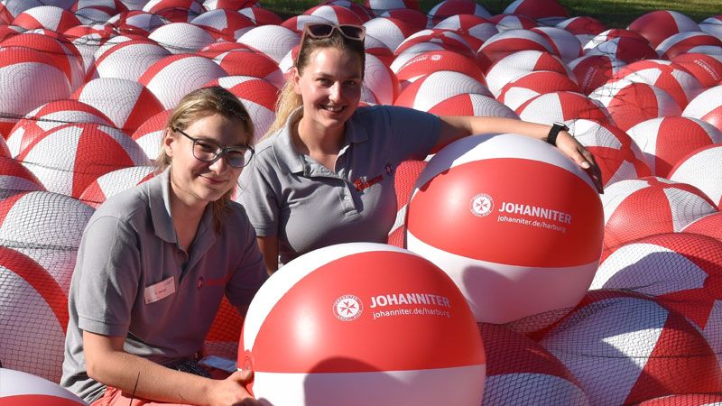 Christin Darga (links) und Annika Stegelmann von den Johannitern halfen beim Aufpumpen der 500 Wasserbälle. | Foto: Johanniter