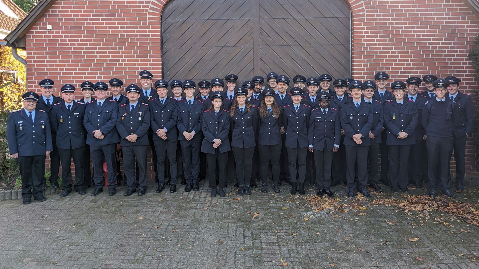 Teilnehmende und Ausbilder mit Kreis-Ausbildungsleiter Michael Gade (links), Gemeindebrandmeister Arne Behrens (2. von links)), SG-Ausbildungsleiter Philip Juraschek (3. von links) und seiner Stellvertreterin Svenja Reucher (4.v.li.) Freiwillige Feuerwehr Samtgemeinde Hanstedt. | Foto: Feuerwehr