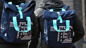 Zum Start ins Studierendenleben an der TUHH gibt es in Harburg traditionell den Rucksack dazu. Foto: Harburg Marketing