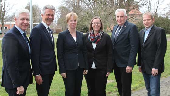 Trafen sich zu einem ersten Sondierungsgespräch im Winsener Kreishaus: Landrat Rainer Rempe (von links), Hans-Peter Wagner (MW), Verkehrskoordinatorin Dr. Susanne Dahm (Landkreis Harburg), Friederike Wöbse (NLStBV), Joachim Ernst (NLStBV) und Jan Bartling (MW). | Foto: Landkreis Harburg