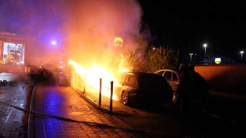 In der Schulstraße in Maschen brannte ein PKW in voller Ausdehnung. | Foto: ein
