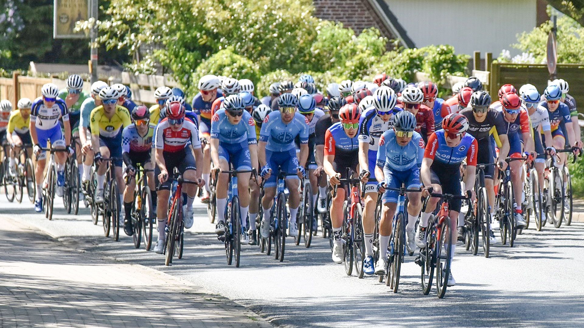 Viele begeisterte Zuschauer waren am Straßenrand beim Großen Preis von Buchholz. | Foto: Blau-Weiss Buchholz