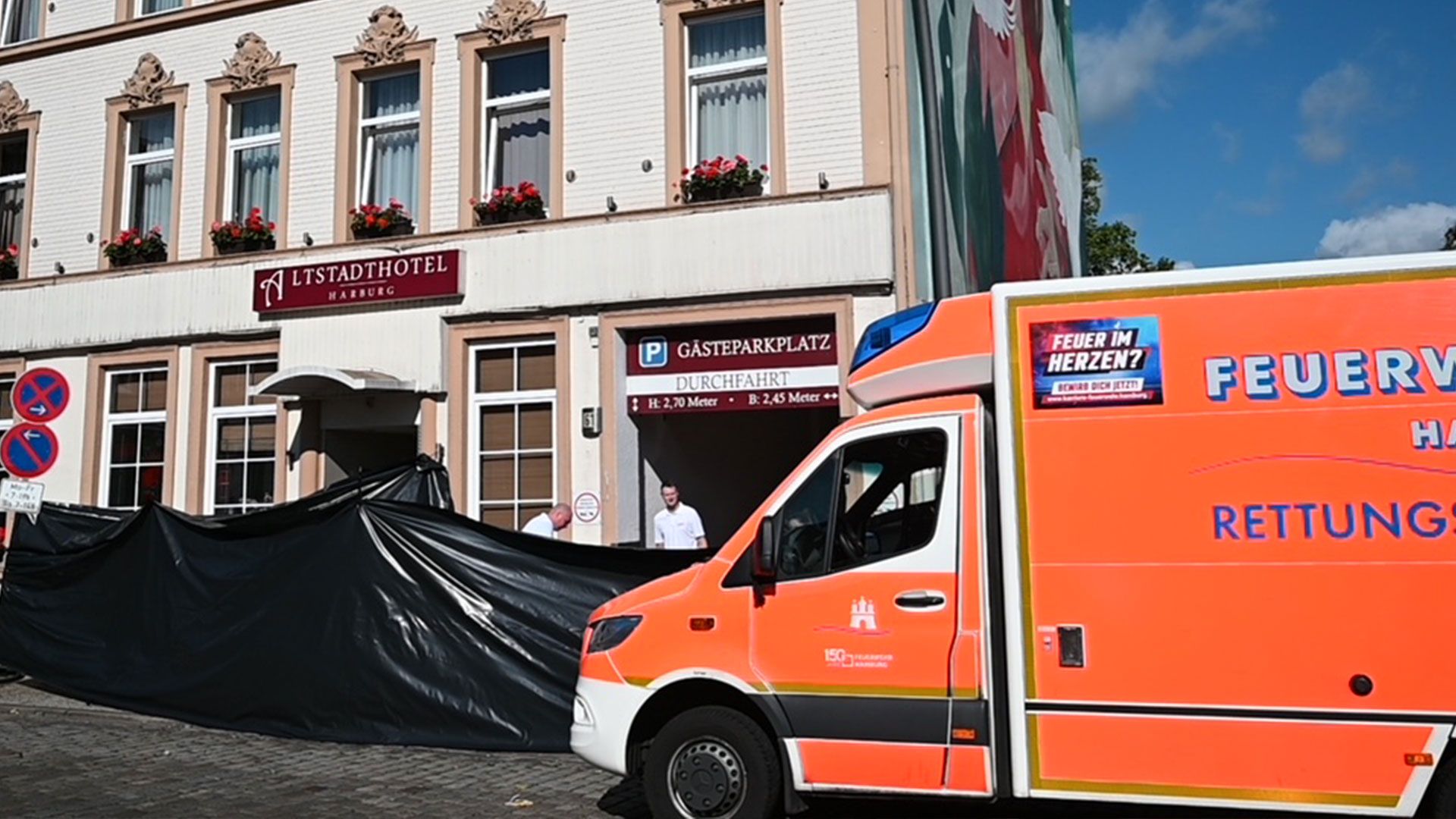 Da die Unfallstelle mitten in der Harburger Altstadt liegt, wurde einen Sichtschutz errichtet. | Foto: Lenthe-Medien