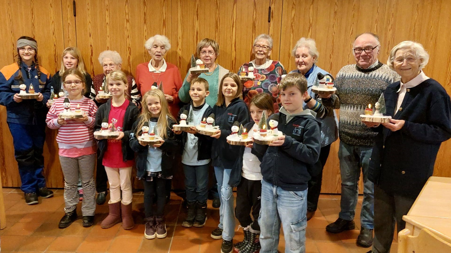 Das Team der Kinderfeuerwehr Klecken besuchte Seniorentreff in der Kirche und übergab dort selbstgebastelte Adventsgestecke. | Foto: Kinderfeuerwehr Klecken