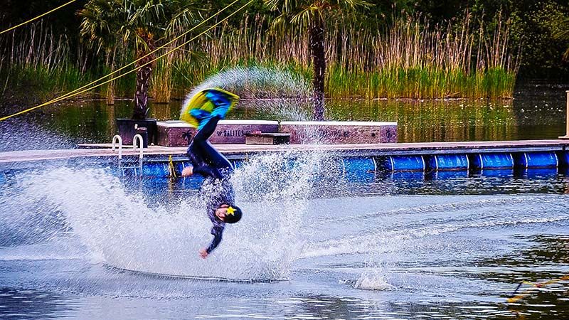 Am Wochenende ist es soweit: Die Wasserski- und Wakeboardanlage und das Restaurant Eisvogel eröffnen die Saison. | Foto: Niels Kreller