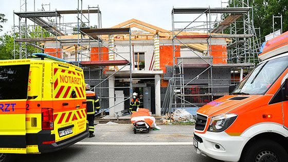 Die Feuerwehr versuchte noch, den Bauarbeiter nach seinem Sturz zu reanimieren. | Foto. HamburgNews
