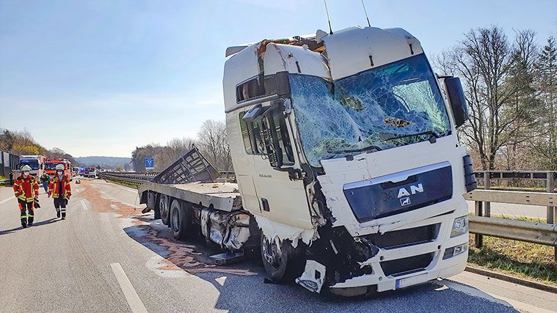 Einen schweren Unfall mit LKW gab es am Dienstagvormittag auf der A7. | Foto: HamburgNews