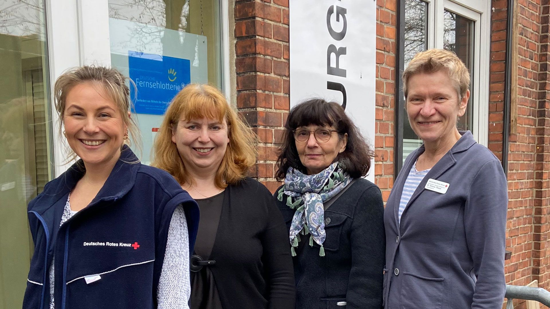 Erfahrungsaustausch im Harburg-Huus: Einrichtungsleiterin Rosa Schlottau (links) und DRK-Fundraiserin Simone Thiede (rechts) mit Simone Grau (2. v. r.) und Stephanie Rosbiegal von der Reimund C. Reich Stiftung. | Foto: DRK Harburg