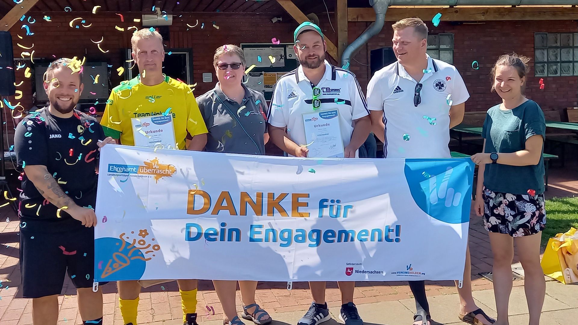 Ben Brinkmann (von links), Matthias „Fadde“ Löhn, Nicole Schuback (Kreissportbund Harburg-Land, KSB), Markus Fitzeck, André Ravens (Vorsitzender TSV Holvede-Halvesbostel) und Imke Hinrichs. | Foto: KSB