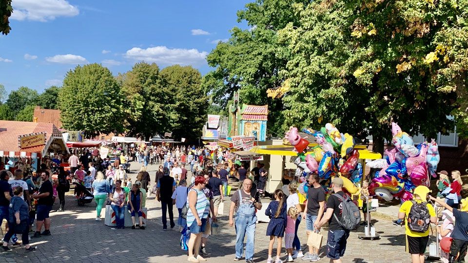 Der große Töster Flohmarkt in Tostedt findet am Sonnabend, 7. September, mit einem riesigen Programm statt. | Foto: Lisa Fenger