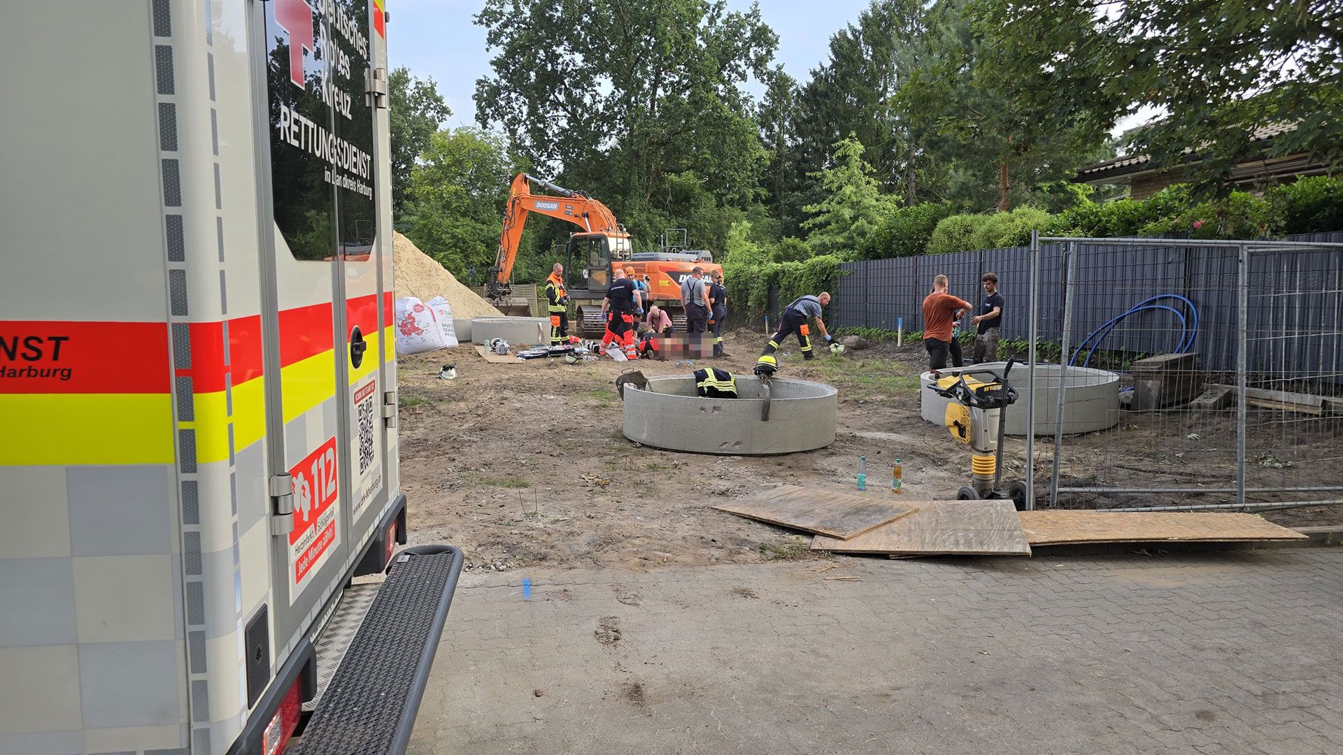 In Horst wurde ein Bauarbeiter verschüttet - er verstarb an der Unfallstelle. Foto: Lenthe-Medien