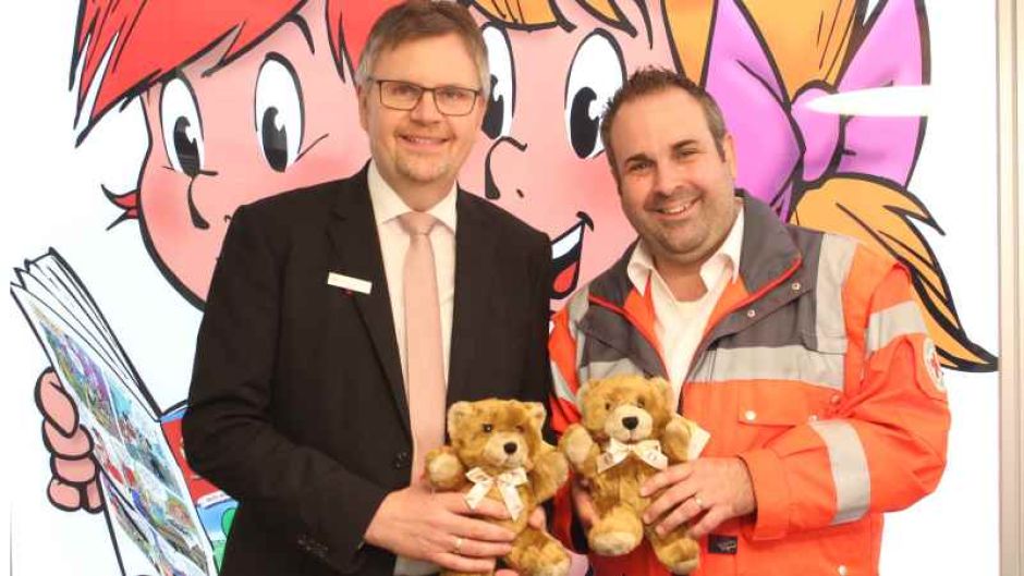 Sparkassen-Regionaldirektor Cord Köster (links) und DRK-Vizepräsident Jan Bauer freuen sich über die Möglichkeit, Kindern in Notsituationen helfen zu können. | Foto: ein