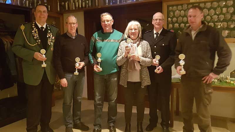 Das Team vom Zoll gewinnt das Behörden- und Kameradschaftsschießen des SV Neugraben-Scheideholz  | Foto: ein