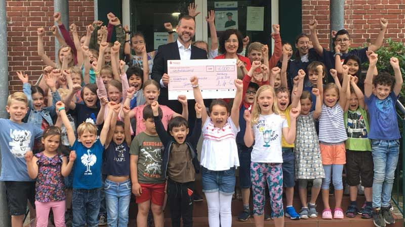 Die Klassensprecherinnen und Klassensprecher der Schule Marmstorf übergeben die Spende an das Kinderhospiz Sternenbrücke. | Foto: ein