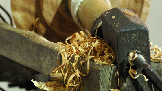Wippdrechseln im Freilichtmuseum am Kiekeberg.| Foto: FLMK