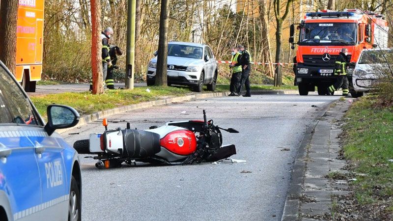Ein Motorradfahrer kam bei einem Unfall im Süderelbebogen am MOntagnachmittag ums Leben. | Foto: HamburgNews