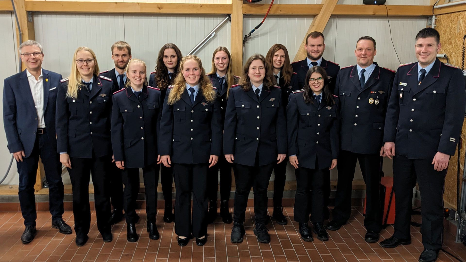 Die Beförderten mit SGBgm Olaf Muus (links), Ortsbm Marc Borchers (Zweiter vn rechts) und Gbm-v Sebastian Seier (rechts). | Foto: Feuerwehr