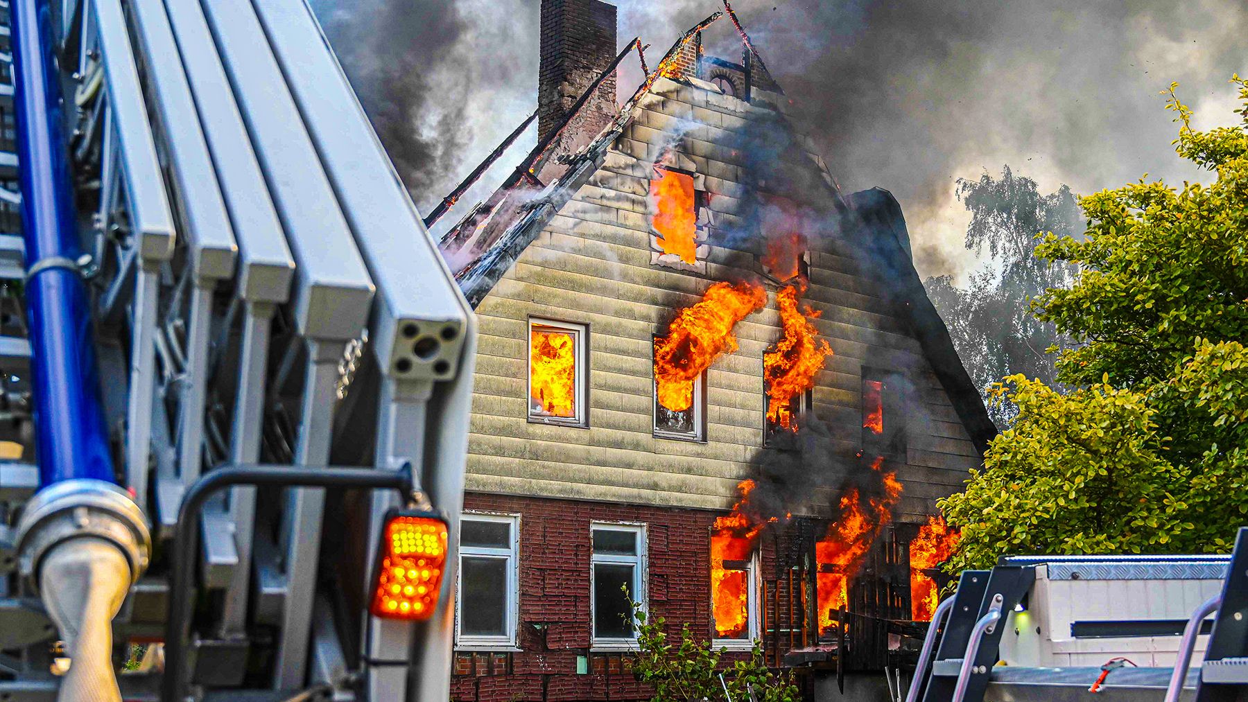 Das Haus der Costes in Neuland steht in Flammen. | Foto: HamburgNews
