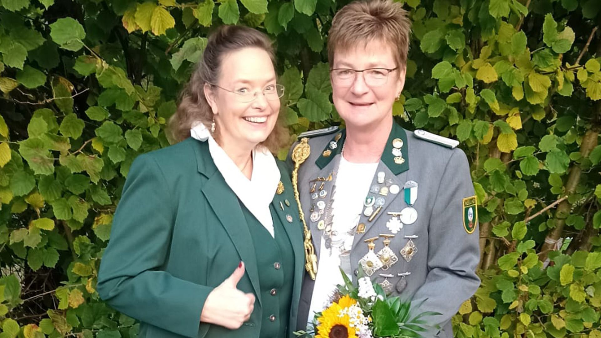Die Präsidentin des Schützenkreisverband (SKV) Harburg-Stadt, Martina Wiechers (links), beglückwünschte die neue Kreiskönigin Silvia Senger. | Foto: ein