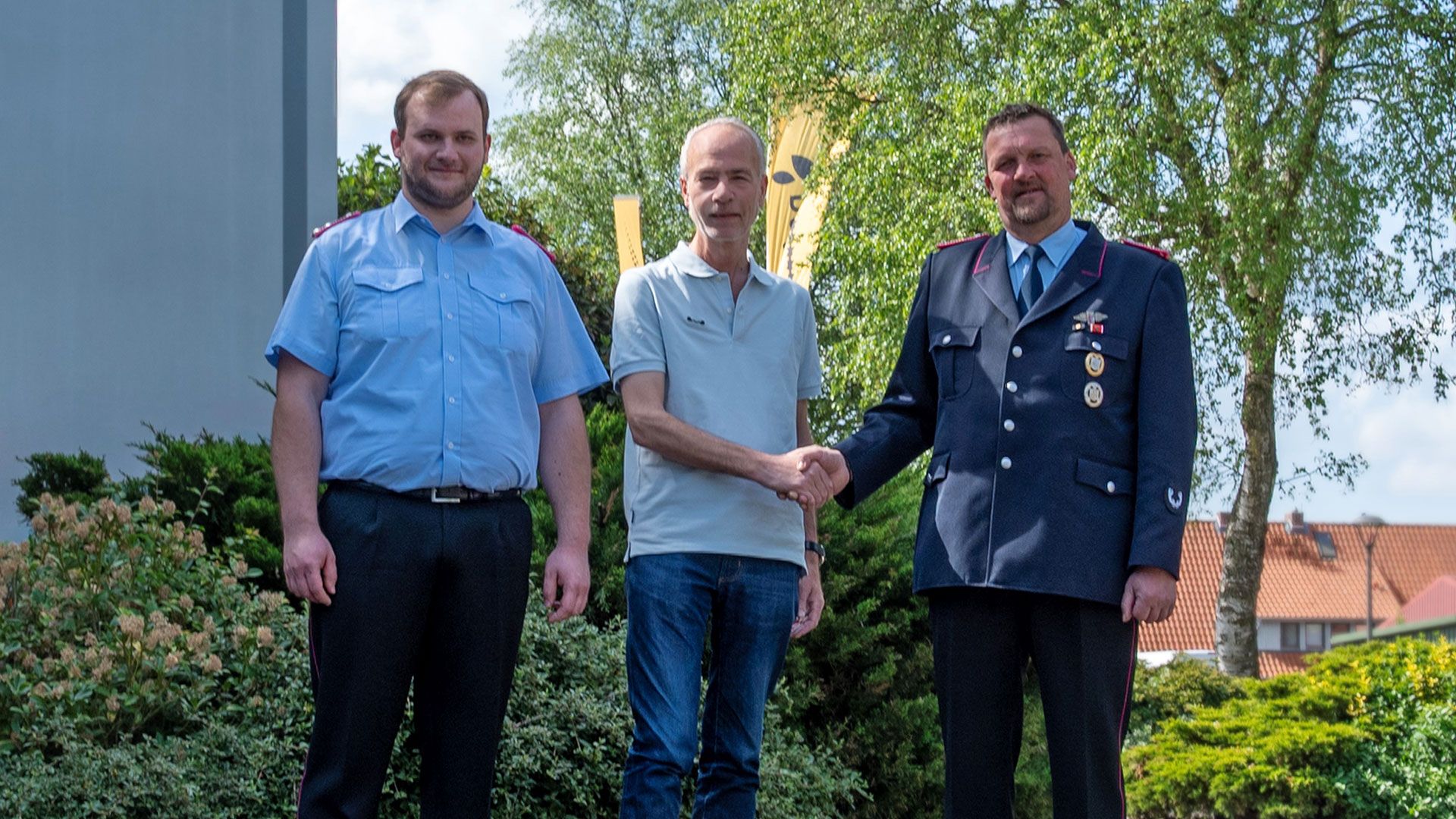 Freuen sich über die Spende: Jugendwart Jonas Beutel (von links), Wilfried Schlichting und Ortsbrandmeister Marc Borchers. | Foto: Freiwillige Feuerwehr