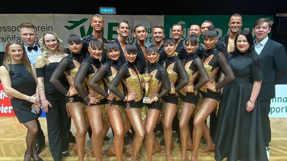 Gute Laune trotz Platz fünf im WM-Finale in Wien: Die Trainer Franziska Becker und Christopher Voigt sowie die Formations-Paare von Blau-Weiss Buchholz. | Foto: ein