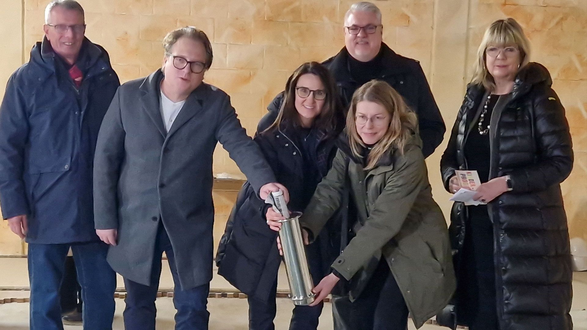 Versenkten im „Bürgerhaus Harburg“ eine Zeitkapsel: Holger Böhm, Dr. Alexander von Vogel, Karen Pein, Jens Kerkhoff, Dr. Anke Jobmann und Dörte Inselmann. | Foto: Andrea Ubben