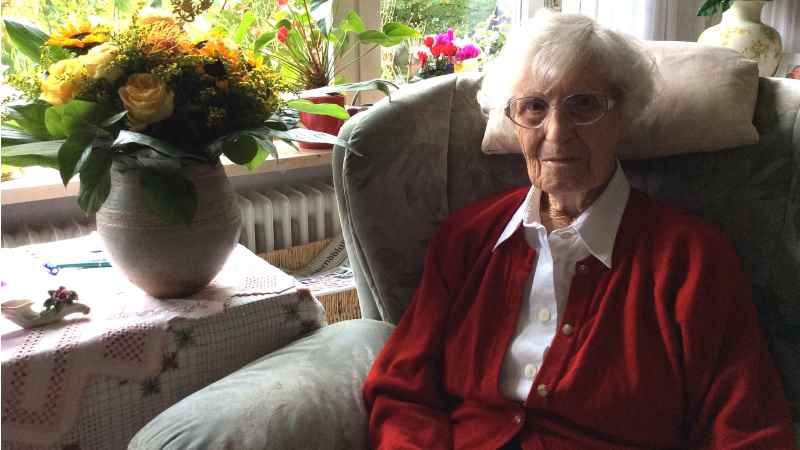 Margarete Kobs in ihrer Wohnung in Langenbek inmitten von Blumengrüßen zu ihrem 101. Geburtstag. | Foto: ein