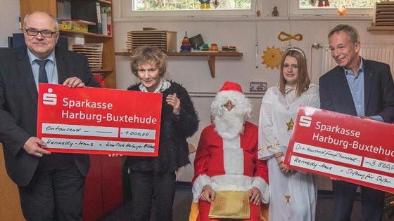 Bernd Meyer, Ann-Katrin Jobst und Heinz Lüers, mit dem Weihnachtsmann und Weihnachtsengel bei der Scheckübergabe. | Foto: ein