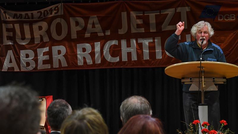 In einer kämpferischen Rede rief Harburgs DGB-Vorsitzender Wolfgang Brandt dazu auf, Europa nicht den Rechtsextremen zu überlassen. | Foto: Niels Kreller