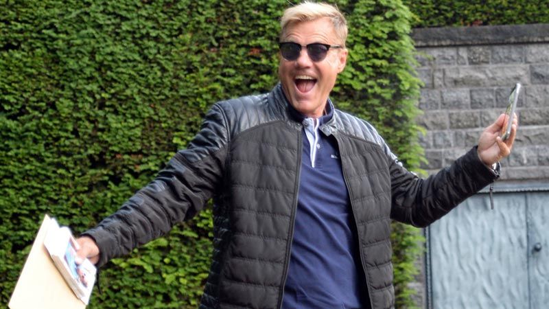 In aller Frühe wartet "Poptitan" Dieter Bohlen gutgelaunt vor seiner Villa in Tötensen auf Radio Hamburg-Moderator John Ment. | Foto: André Lenthe Fotografie