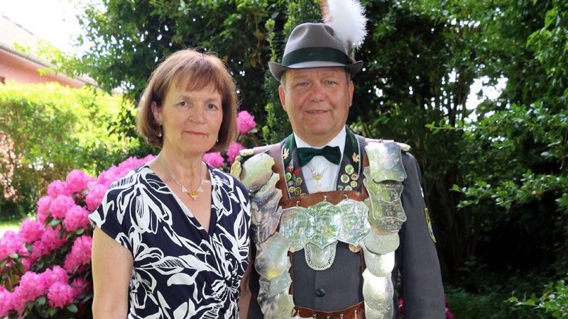 Schützenkönig Rolf Hinze „der Traditionelle“ freut sich mit Königin Heidi freuen sich auf seinen Nachfolger. | Foto: ein