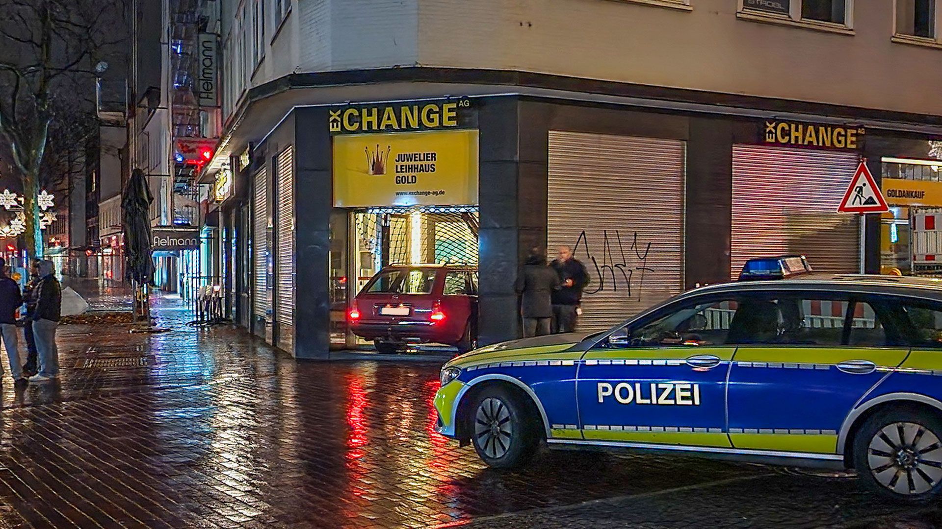 Mit einem Auto rasten die Einbrecher in die Eingangstür eines Pfandleihauses in Harburg. | Foto: HamburgNews