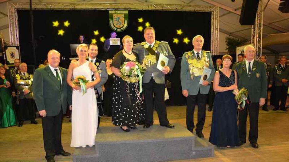 Die drei bestplatzierten Könige In der Mitte Kreiskönig Stefan Dreßler, links Werner Deutschmann (3. Platz) und rechts Reinhard Pape (2. Platz) mit ihren Damen | Foto: ein