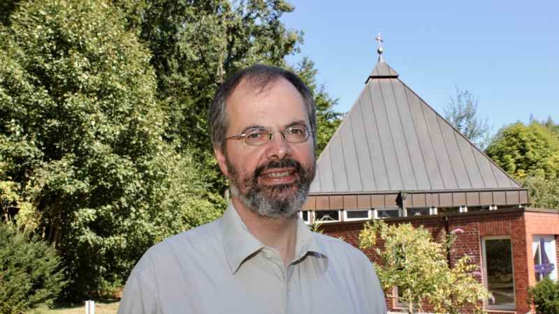 Dr. Norbert Schwarz vor der Fleestedter Christuskirche. | Foto: ein