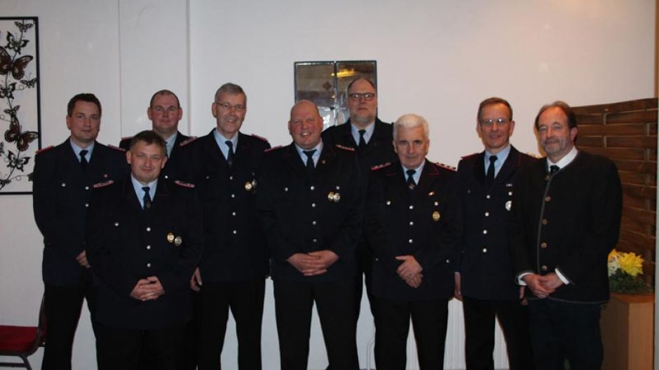 Über die Ehrungen bei der Feuerwehr Fliegenberg freuen sich der stellvertretende Ortsbrandmeister Florian Grube (von links), Hans- Jürgen Pawlowski, Ortsbrandmeister Sören Brendel, Hermann Stoef jr., Heiner Wischendorff, stellvertretender Kreisbrandmeister Sven Wolkau, Werner Grube, Gemeindebrandmeister Stephan Martens und Bürgermeister Robert Isernhagen. Foto: ein