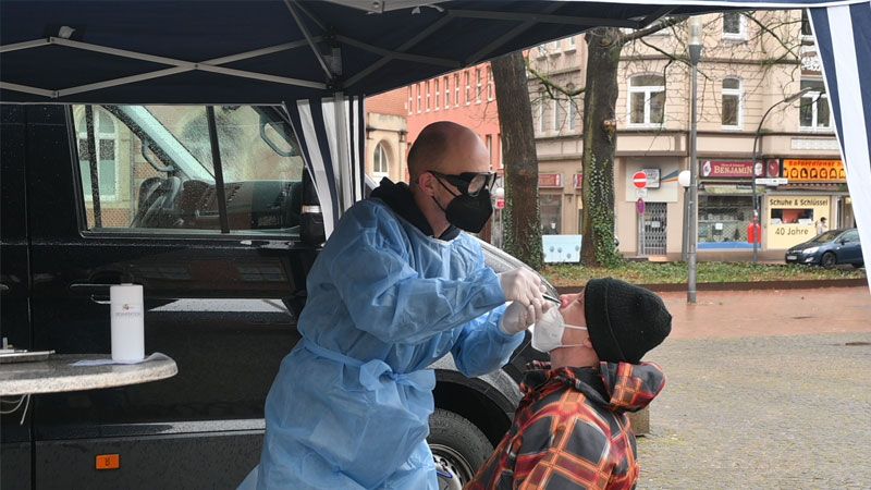 In Harburg können die Bürgerinnen und Bürger jetzt an einem Bus auf dem Rathausplatz und dem Neugrabener Markt einen kostenlosen Corona Schnelltest machen lassen. | Foto: ein