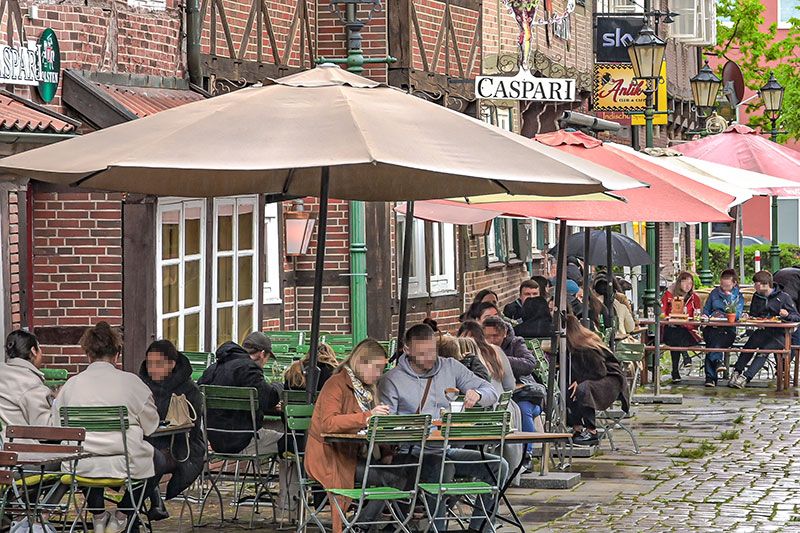 Auch wenn das Wetter nicht ganz passte: Wie hier im Caspari genossen viele Harburger die Wiedereröffnung der Lokale. | Foto: Niels Kreller