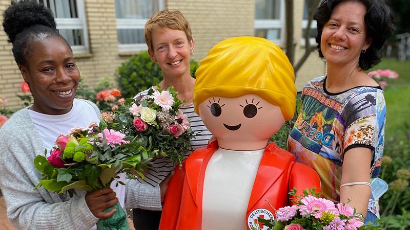 Absolvierten die berufsbegleitende Ausbildung beim DRK: Eunice Oduro (v. l.), Kerstin Marckwardt und Nataliya Golovatyuk. | Foto: DRK Harburg