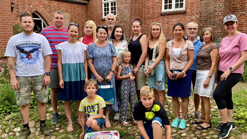 Eine Gruppe der ukrainischen Flüchtlinge, die sich am Mittwoch im „Café miteinander“ trafen. 4. von rechts: Annette Schmalfeld, die mit den Kindern bastelt. 2. und 3. von rechts: Natascha und Detlef Ebel kommen jeden Mittwoch und helfen. Ganz rechts: Tatjana Völk spricht Russisch und hilft bei allen Fragen, Behördengängen und Anträgen. | Foto: C. Wöhling
