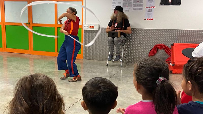 Die „Clowns ohne Grenzen“ in der ehemaligen Fegro-Halle. | Foto: DRK Harburg