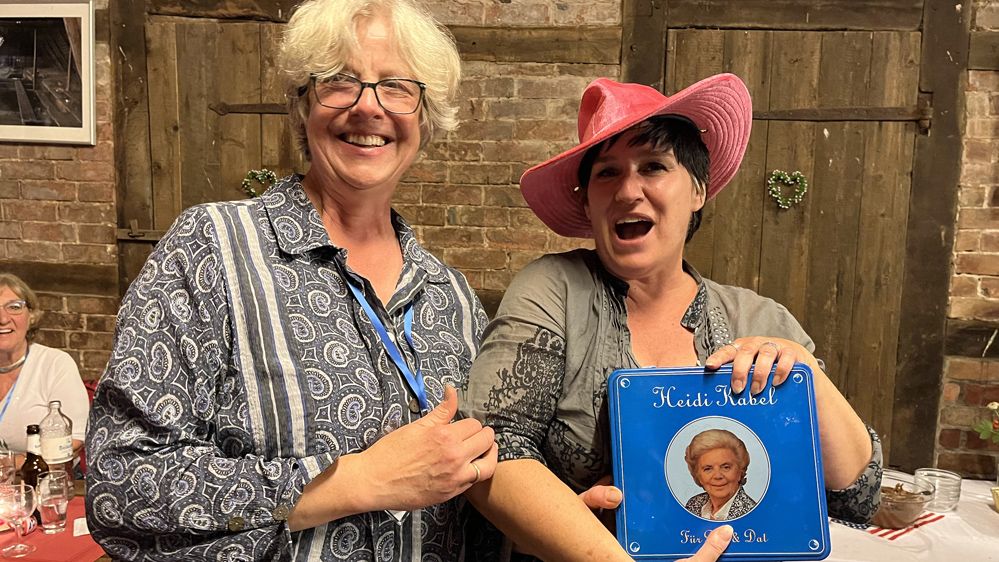 Seevetals Bürgermeisterin Emily Weede (links) bei der Übergabe des Geschenks an Schauspielerin und Sängerin Sandra Keck in der Wassermühle Karoxbostel. | Foto: Gemeinde Seevetal