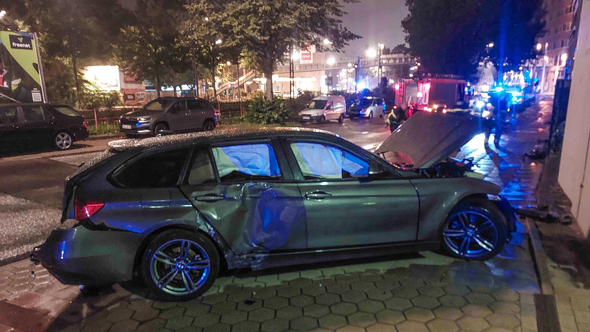 Frontal krachte der 19-Jährige mit seinem BMW gegen die Hauswand. Foto: Lenthe-Medien/Apelt